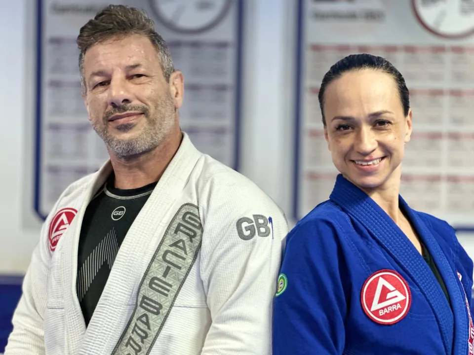 Dois praticantes compartilham um momento na academia
