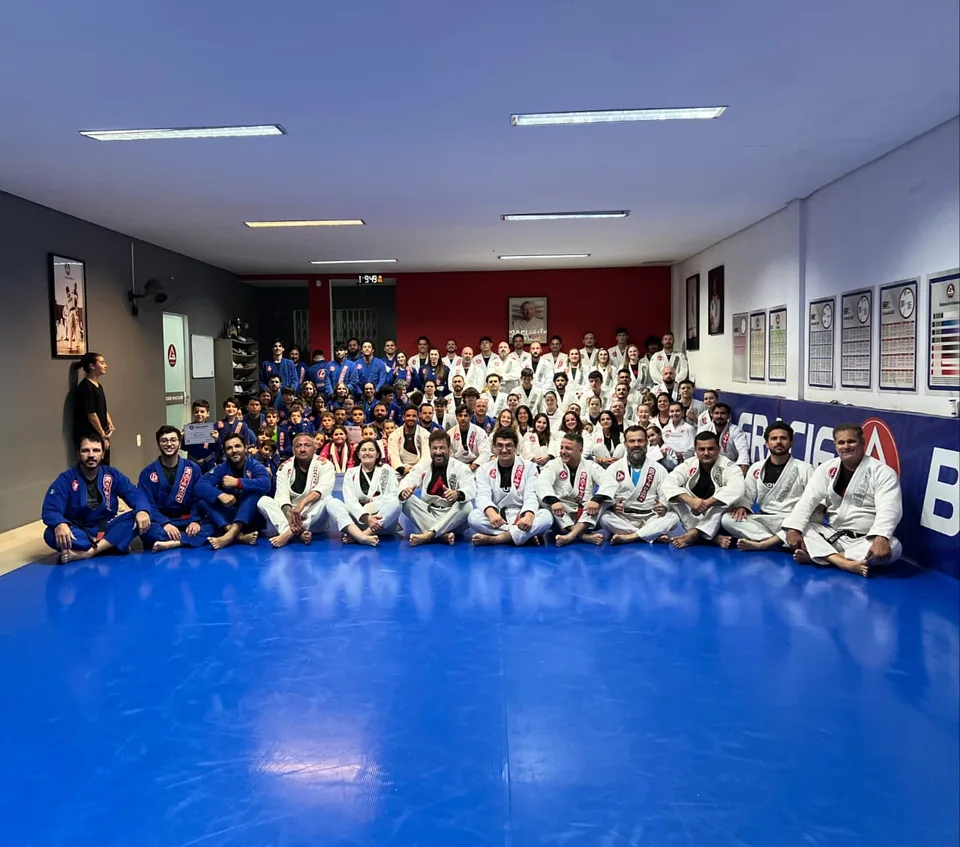 Foto coletiva da comunidade da Gracie Barra Itapema