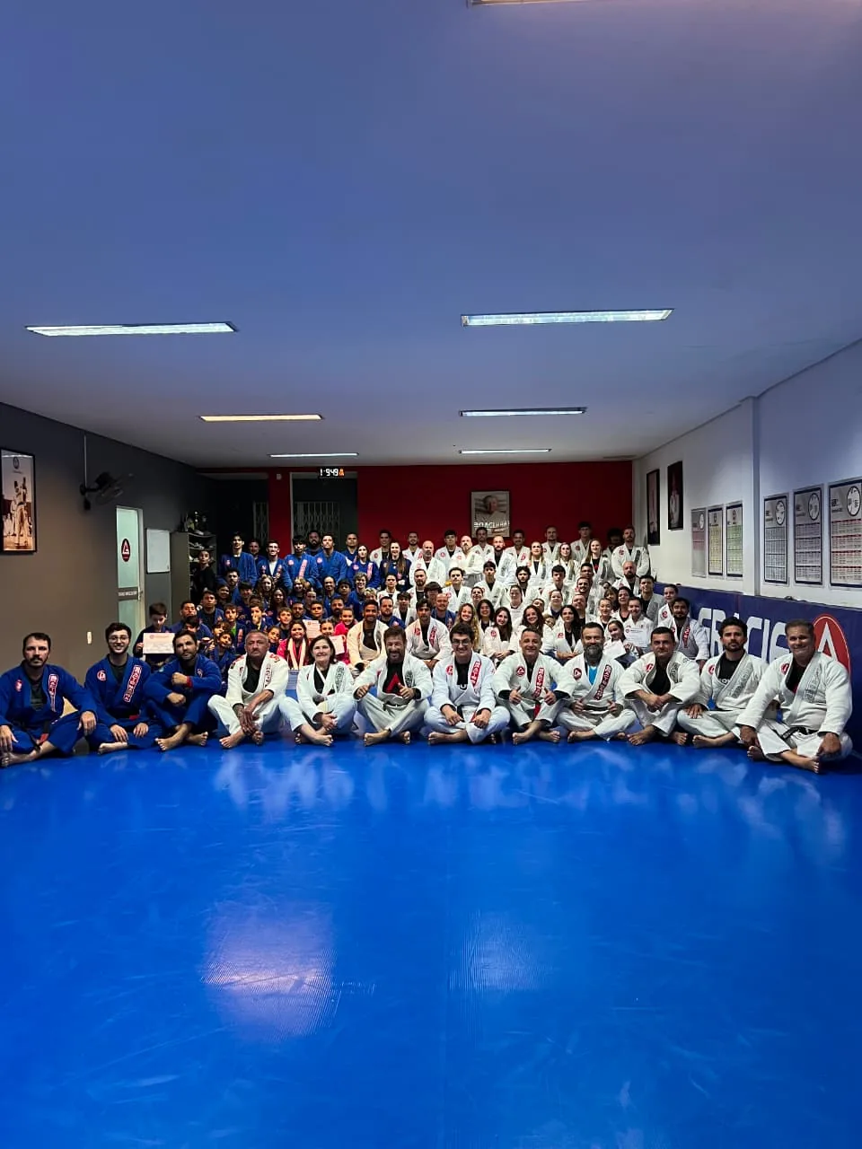 Vista geral de um encontro da comunidade no tatame