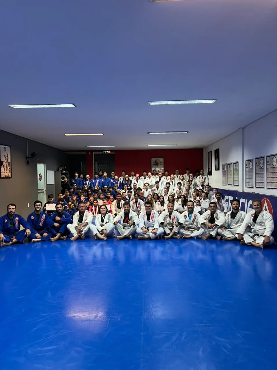 Comunidade reunida no espaço de treino da academia