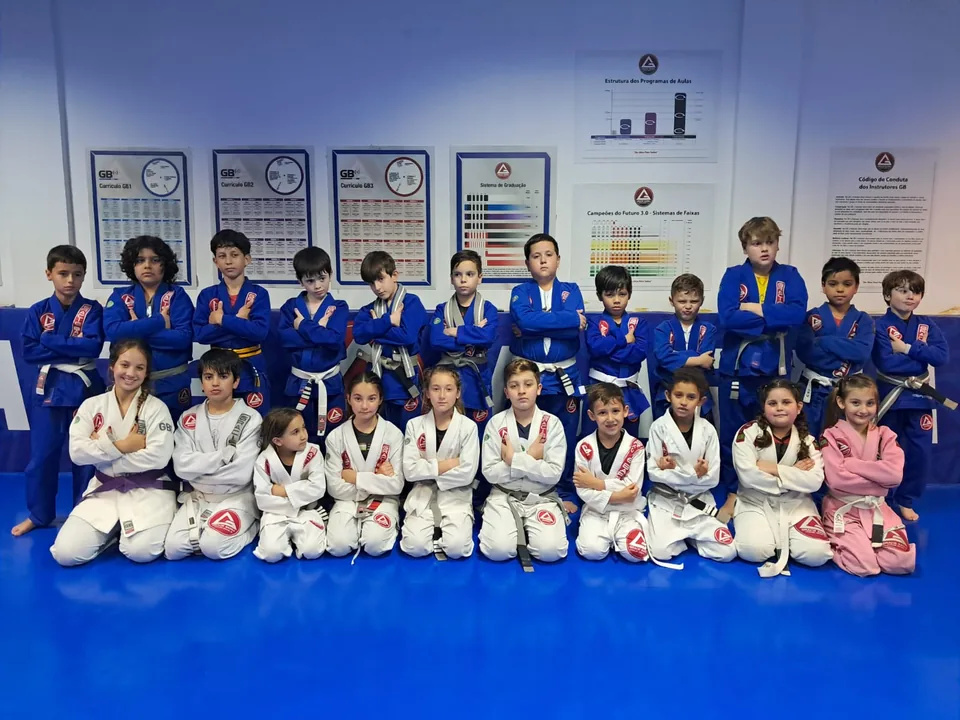 Turma de crianças e adolescentes de kimono na academia