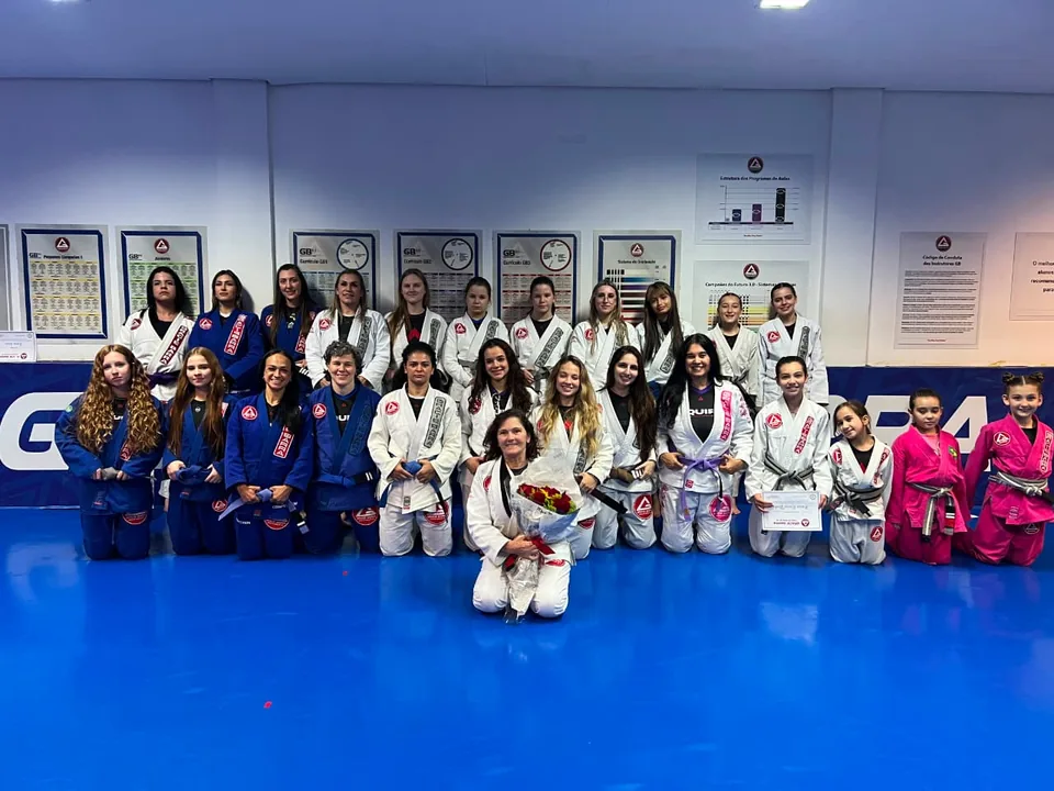 Grupo de mulheres e jovens no tatame da Gracie Barra Itapema